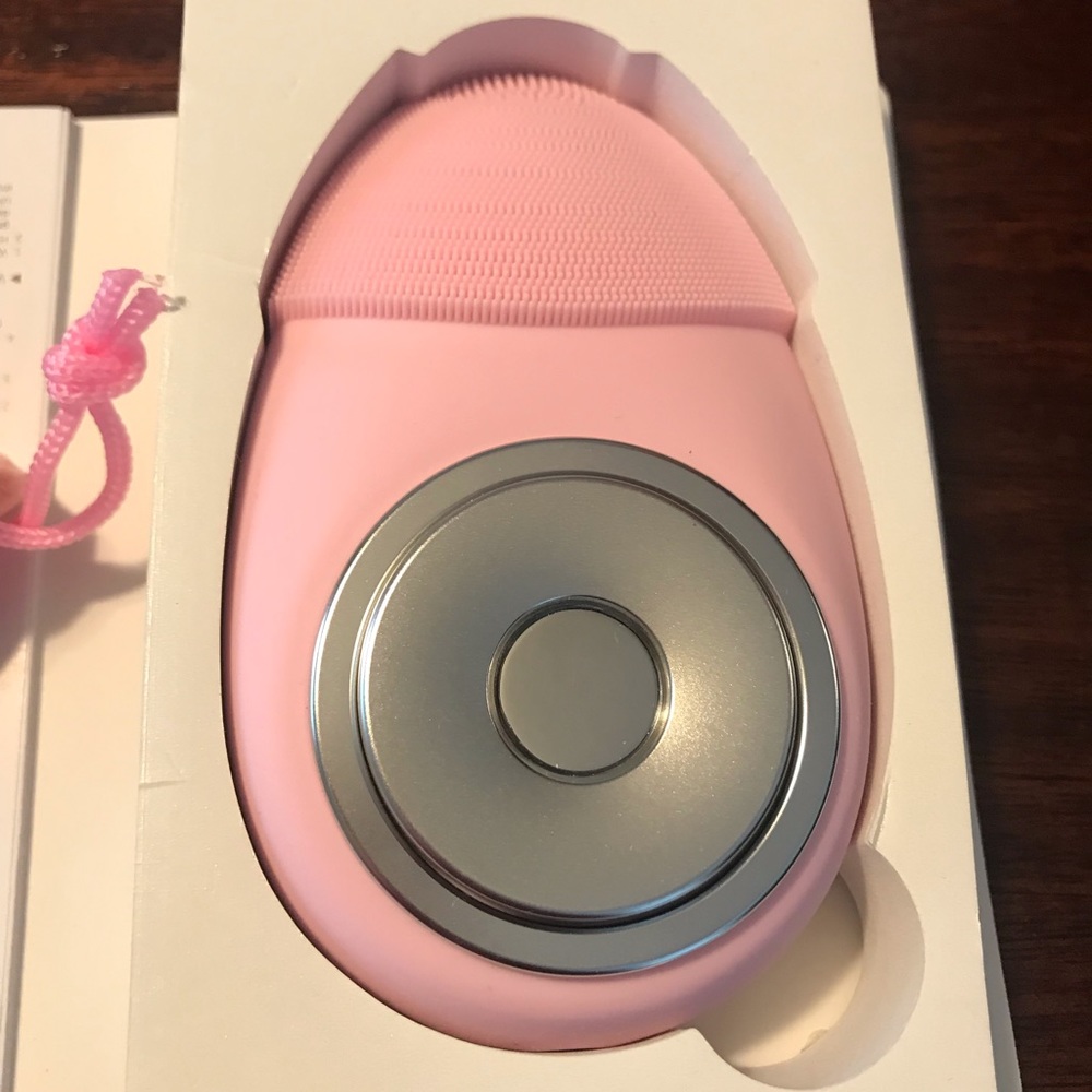 Cleaning facial brush sonic vibrations.